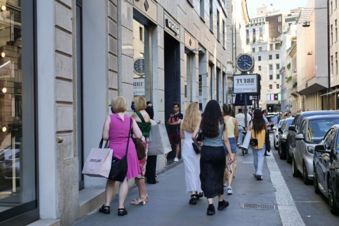 Milano, Quadrilatero della moda shopping estivi in tempo di saldi, i negozi