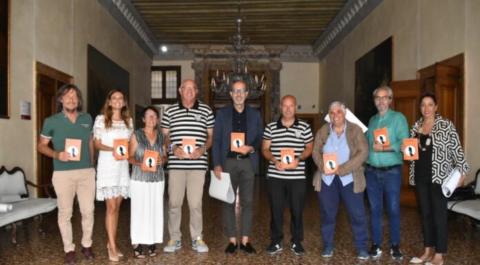 Esce “Venezia – La Guida ufficiale dei Gondolieri”, presentazione a Ca’ Farsetti