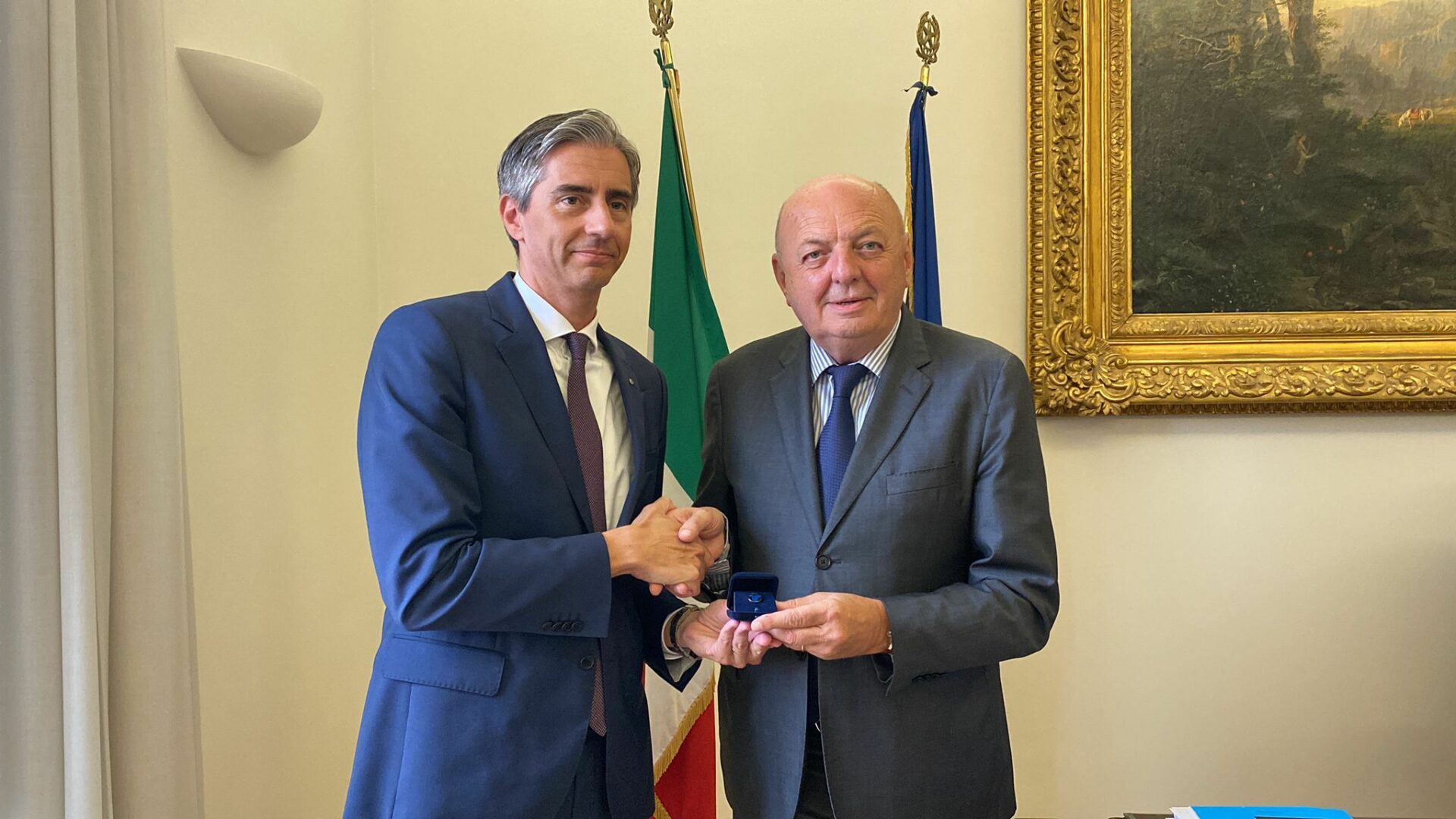 Baccarini consegna la spilla d’oro al viceministro Pichetto Fratin