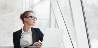 Resistere alla crisi economica: pubblicata la guida per il “Monitoraggio della salute d’impresa” businesswoman