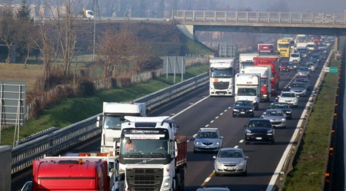 A luglio immatricolazioni auto in lieve calo
