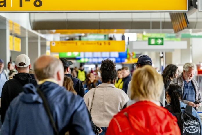 Amsterdam, la compagnia aerea KLM blocca la vendita di biglietti in partenza da Schipol a causa dell'elevato numero di passeggeri in transito in aeroporto