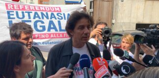 Eutanasia, Cappato si autodenuncia a Milano per suicidio assistito