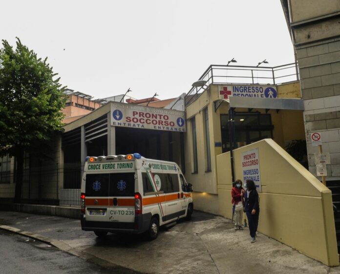 scopre di essere positivo al corona virus esce dall' ospedale torna a casa e si toglie la vita Torino 11 giugno 2020