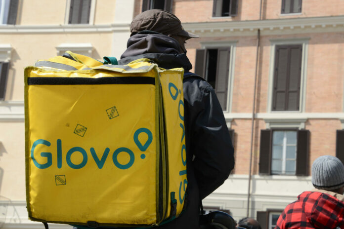 Roma, La protesta dei lavoratori precari dello spettacolo alla quale si aggiungono anche i riders del no delivery day