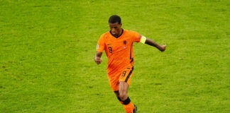 Wijnaldum sbarca a Ciampino, tifosi Roma in delirio