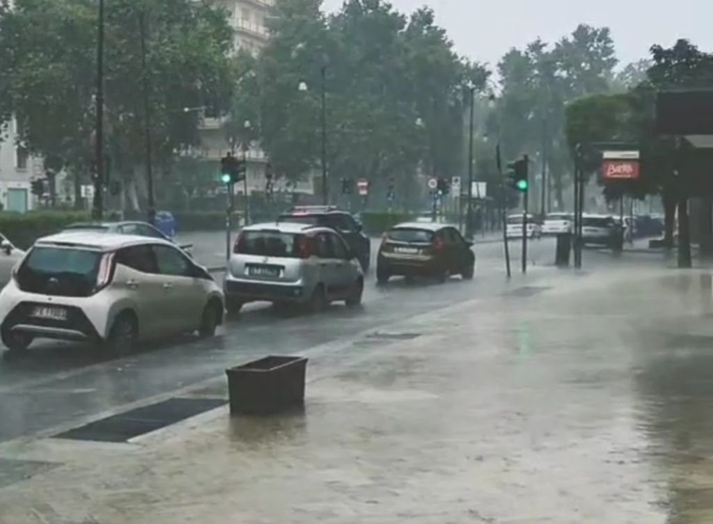 Maltempo, nubifragio a Palermo con disagi e strade allagate