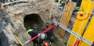 Cade in un tunnel a Roma, due arresti e due denunce per banda del buco