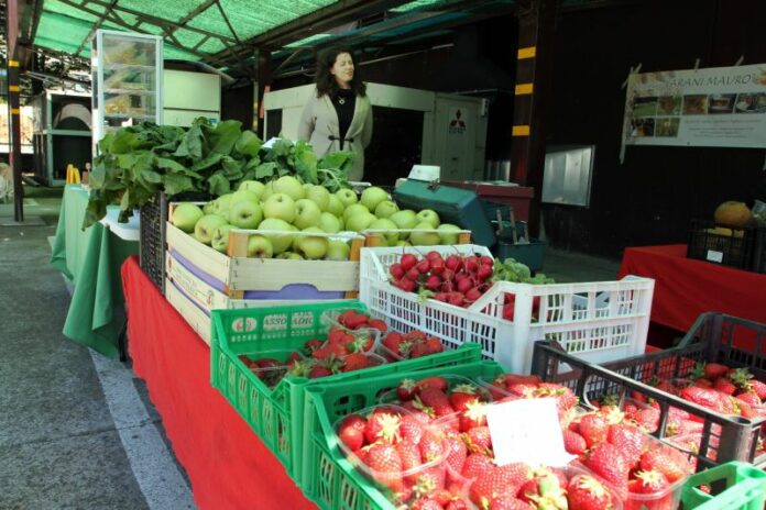Mercato ortofrutticolo biologico in via Alzaia naviglio grande 116