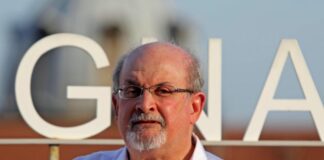 Salman Rushdie operato è attaccato a un respiratore