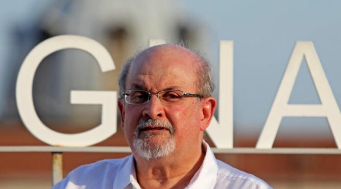 Salman Rushdie operato è attaccato a un respiratore