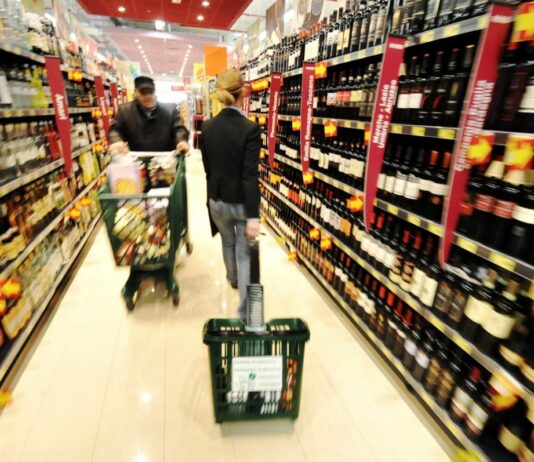 Nel 2025 la spesa media mensile familiare rimane stabile a 2.782 euro