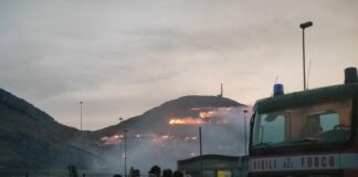 Sicilia nella morsa del fuoco, a Palermo brucia la discarica di Bellolampo