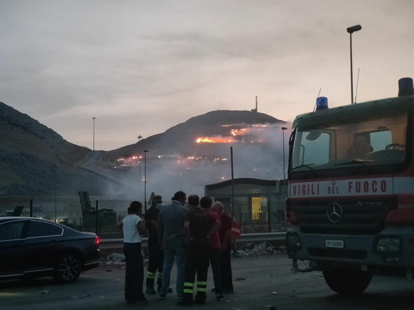Sicilia nella morsa del fuoco, a Palermo brucia la discarica di Bellolampo