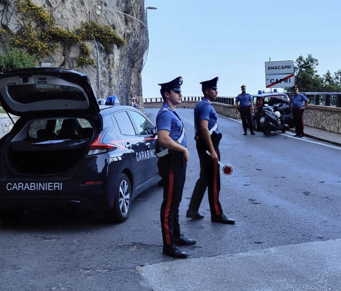 Controlli dei carabinieri a Capri, monitoraggio dei turisti per un’estate sicura