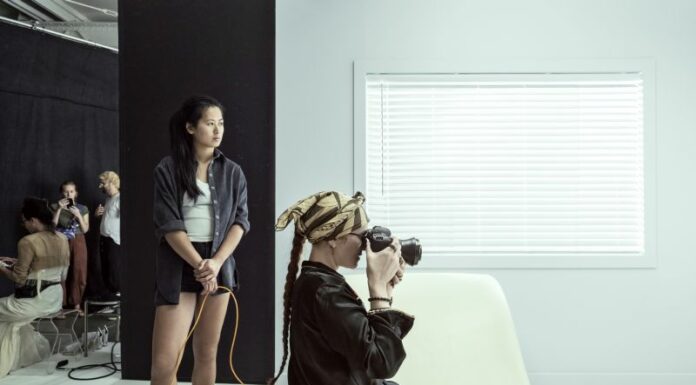 Calendario Pirelli 2023, Emma Summerton firma “Love Letters to the Muse”