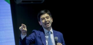 Covid, Speranza “Serve chiarezza, c’è chi strizza l’occhio ai no vax”