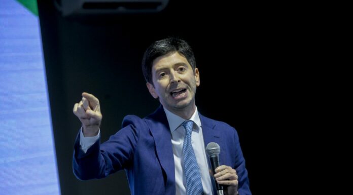Covid, Speranza “Serve chiarezza, c’è chi strizza l’occhio ai no vax”