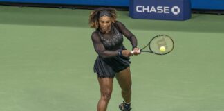 Agli Us Open tributo a Serena, che supera il primo turno