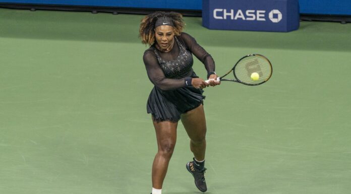 Agli Us Open tributo a Serena, che supera il primo turno