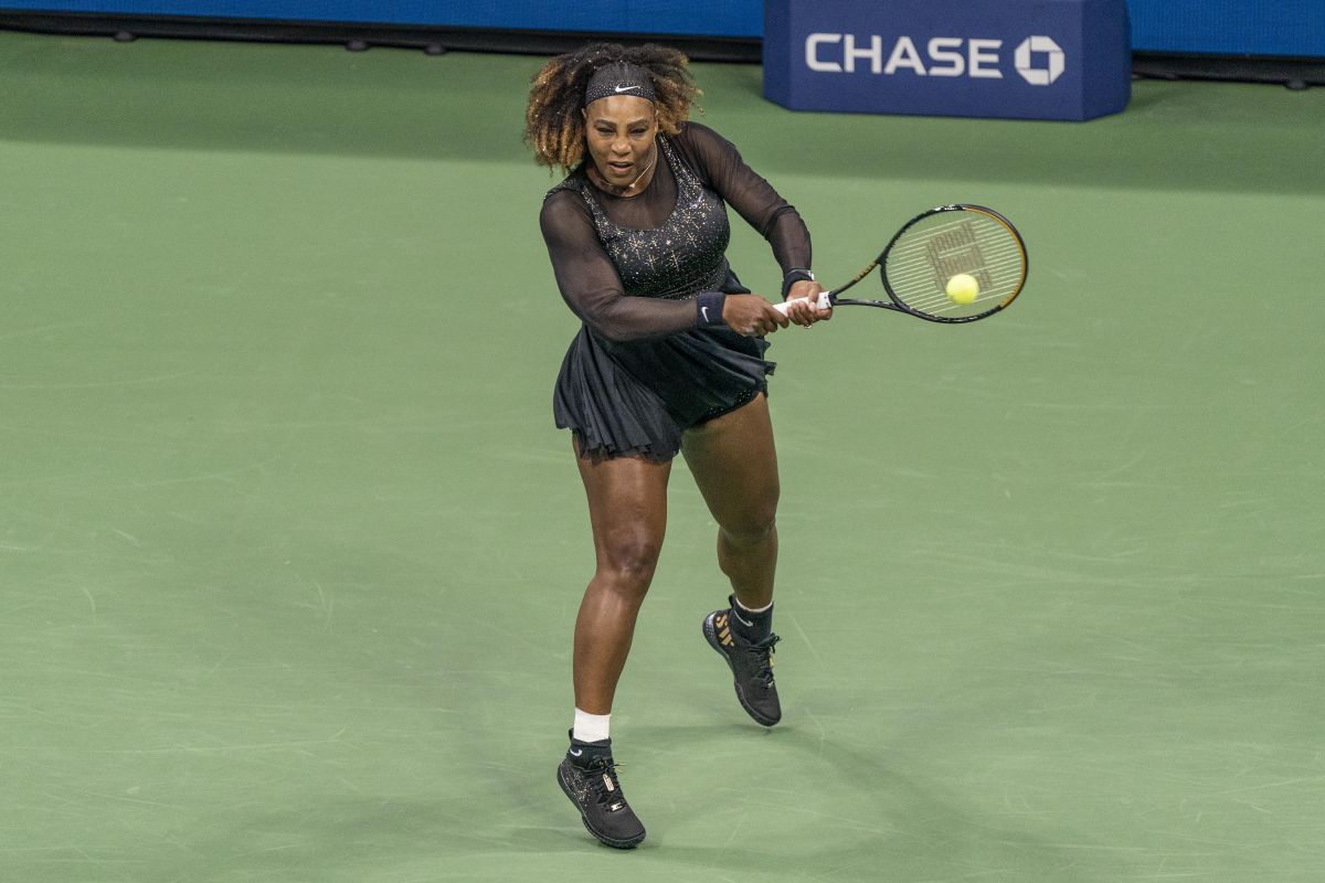 Agli Us Open tributo a Serena, che supera il primo turno