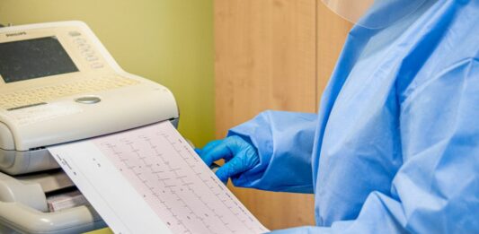 Scompenso cardiaco, sviluppato modello di IA in grado di rilevare tracce invisibili all’occhio umano nell’ECG