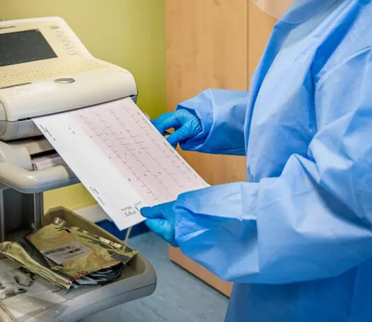 Scompenso cardiaco, sviluppato modello di IA in grado di rilevare tracce invisibili all’occhio umano nell’ECG