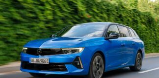 A caccia di squali sulla nuova Opel Astra Sports Tourer