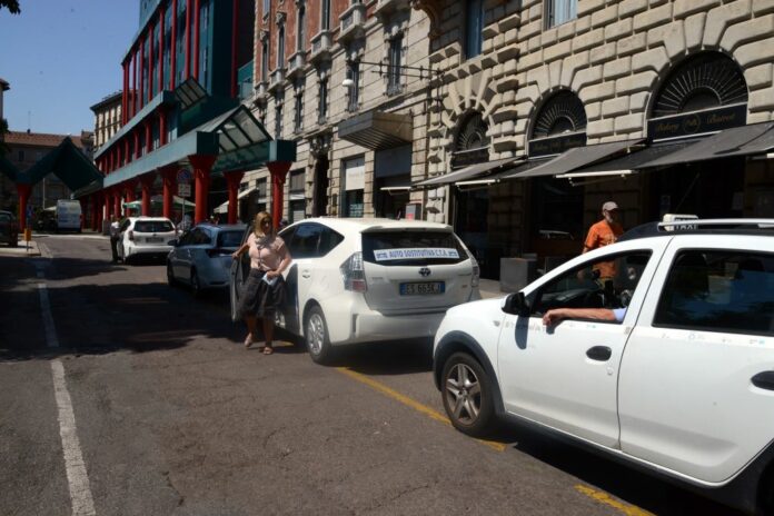 Milano, Conferenza Stampa di Riccardo De Corato, assessore regionale alla sicurezza, contro i Taxi abusivi