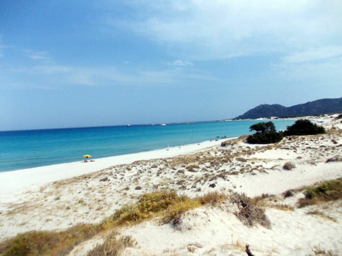 GENTE NELLA SPIAGGIA DI SE'NA E SA'CHITA IN SARDEGNA