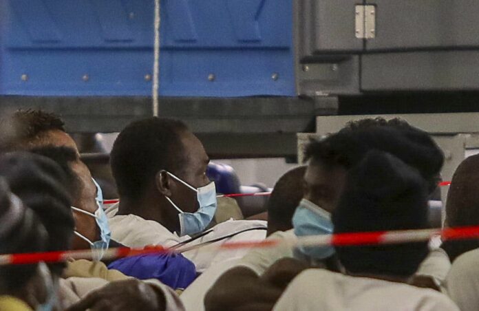 Palermo lo sbarco di 367 migranti nave Geo Barents tra i quali 172 minori