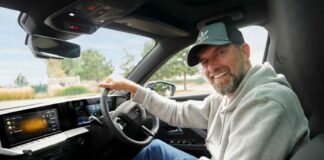 Jurgen Klopp riceve la nuova Opel Astra plug-in-hybrid