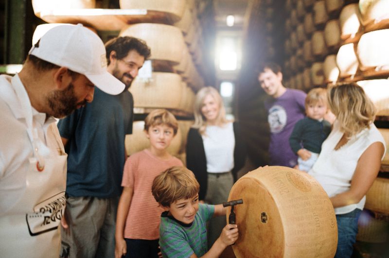 Parmigiano Reggiano, torna l’appuntamento con “Caseifici Aperti”