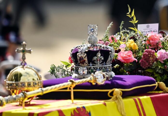 D-Day 11: Londra, Funerali Regina Elisabetta II, Il Biglietto di Re Carlo III per l'ultimo viaggio della mamma