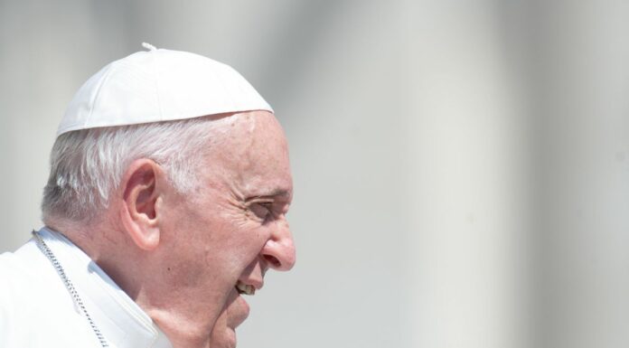 Papa “Il futuro si costruisce insieme a migranti, rifugiati e sfollati”