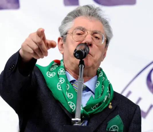 È morto Umberto Bossi, il fondatore della Lega Nord. Mattarella: “Leader appassionato”, Salvini: “Un immenso popolo gli rende omaggio”