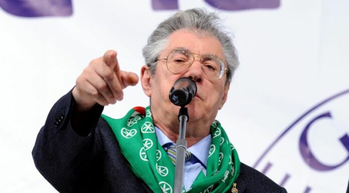 Lega, Salvini “Proporrò Bossi senatore a vita”