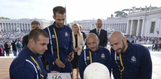 Papa incontra ciclisti di Athletica Vaticana dopo Mondiali