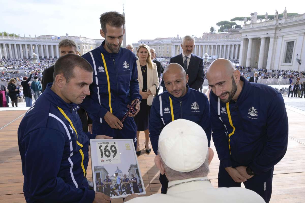 Papa incontra ciclisti di Athletica Vaticana dopo Mondiali