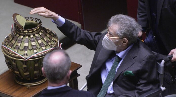 Umberto Bossi eletto alla Camera, Salvini “Quante parole al vento”