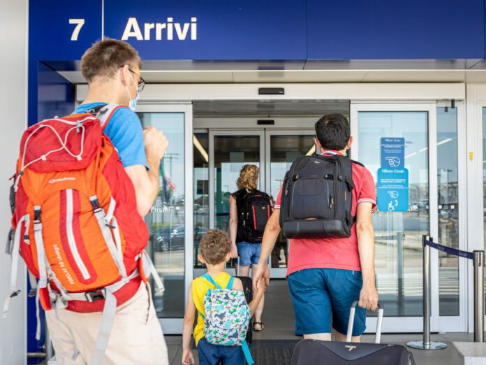 Milano - Aereoporto di Linate, partenze e arrivi dopo il grande esodo estivo. Passeggeri con mascherine, misure anti covid-19