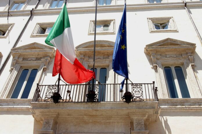 FACCIATA CON LE BANDIERE DI PALAZZO CHIGI
