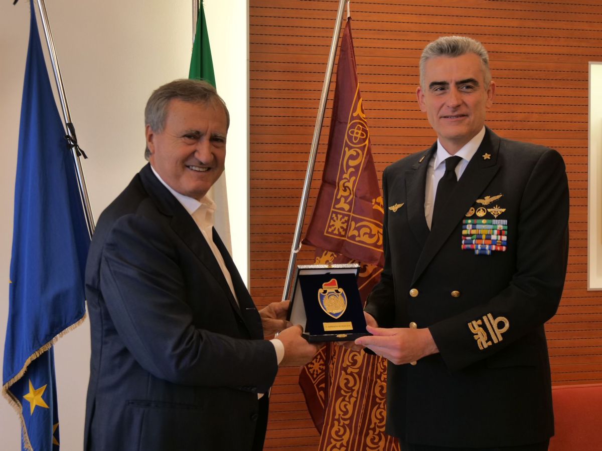 Il sindaco Brugnaro incontra l’ammiraglio Romani in visita di commiato
