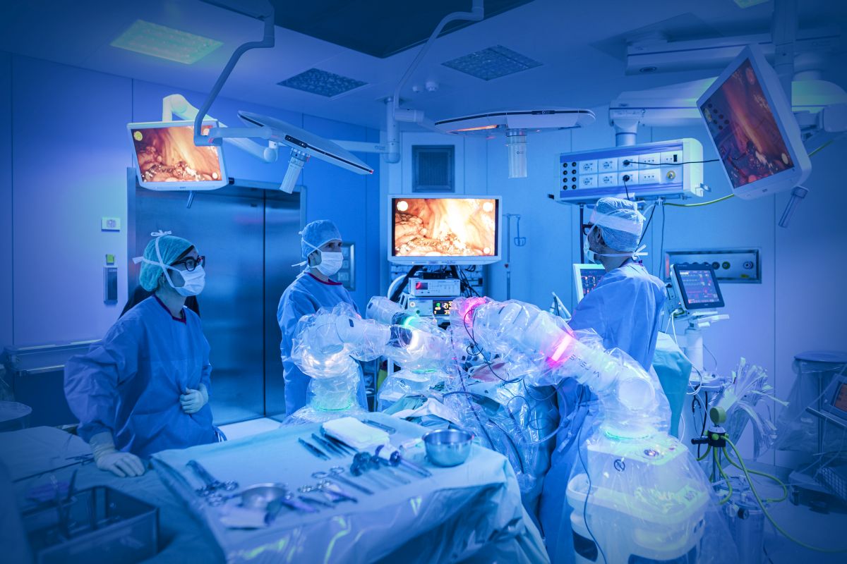 CMR Surgical, il robot Versius entra nelle sale operatorie lombarde
