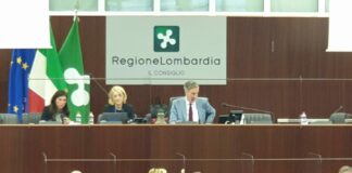 Fontana e Moratti vicini in aula per Consiglio regionale della Lombardia, si parlano a lungo
