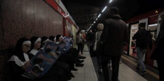 Suore “scatenate” in flash mob per presentazione musical Sister Act