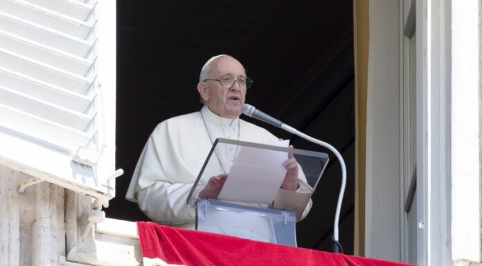 Papa “L’esclusione dei migranti è schifosa e criminale”