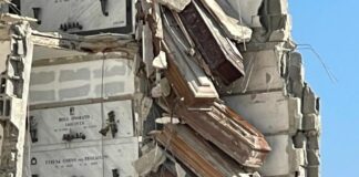 Nuovo crollo al cimitero di Poggioreale a Napoli, bare sospese nel vuoto