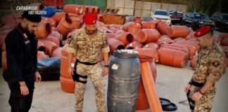 Carabinieri sequestrano un arsenale e chili di droga, due arresti in Calabria