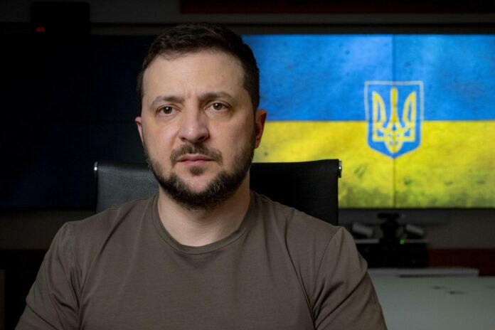Kiev, Il Presidente Volodymyr Zelensky consegna il premio a un operatore sanitario in occasione della Giornata Internazionale dell'Infermiere